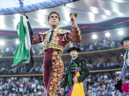 Ginés Marín con las orejas cortadas en Zaragoza y la bandera de Extremadura (FOTO:SCP)