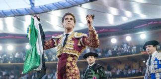 Ginés Marín con las orejas cortadas en Zaragoza y la bandera de Extremadura (FOTO:SCP)