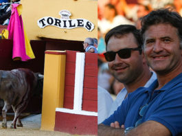 Los hermanos Antonio y Carlos Muñoz orgullosos al ver como Aturdido volvía con vida a los corrales y minutos antes otro de sus toros era premiado con vuelta al ruedo en el arrastre (FOTO: Juan Téllez - Desdelcallejon.com)