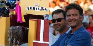 Los hermanos Antonio y Carlos Muñoz orgullosos al ver como Aturdido volvía con vida a los corrales y minutos antes otro de sus toros era premiado con vuelta al ruedo en el arrastre (FOTO: Juan Téllez - Desdelcallejon.com)