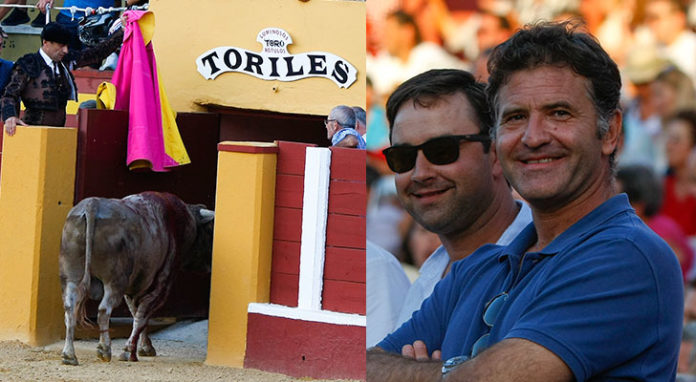 Los hermanos Antonio y Carlos Muñoz orgullosos al ver como Aturdido volvía con vida a los corrales y minutos antes otro de sus toros era premiado con vuelta al ruedo en el arrastre (FOTO: Juan Téllez - Desdelcallejon.com)