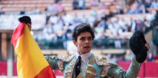 Juanito, con el trofeo cortado en Zaragoza, dando la vuelta al ruedo (FOTO: SCP)