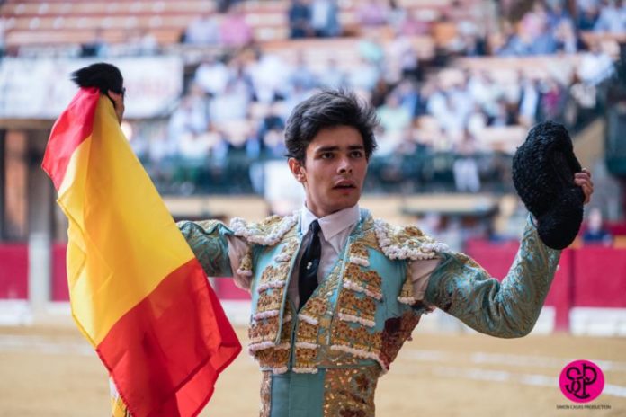 Juanito, con el trofeo cortado en Zaragoza, dando la vuelta al ruedo (FOTO: SCP)