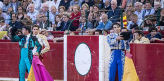 Manuel Izquierdo y Jesús Díez 'Fini' saludan tras poner banderillas en Zaragoza al primero del lote de su matador, Ginés Marín (FOTO: SCP)