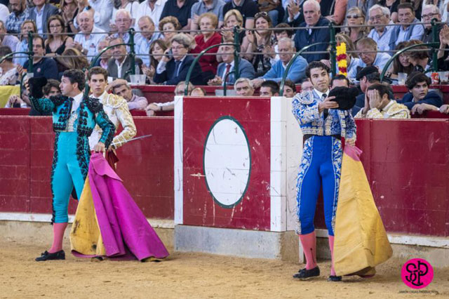 Manuel Izquierdo y Jesús Díez 'Fini' saludan tras poner banderillas en Zaragoza al primero del lote de su matador, Ginés Marín (FOTO: SCP)
