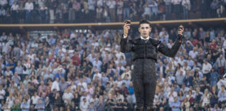 Talavante con las dos orejas del quinto en Zaragoza (FOTO: SCP)