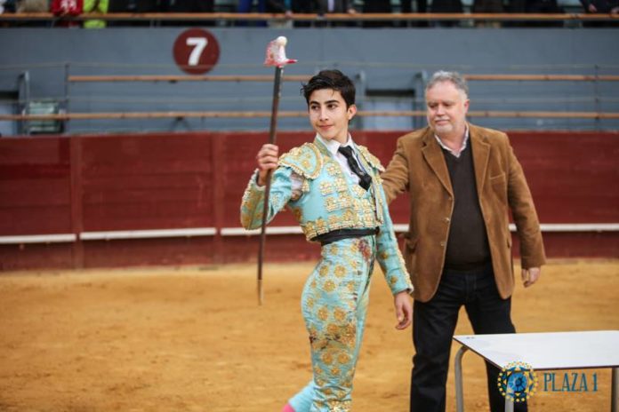 Manuel Perera con el trofeo que le acredita como triunfador de LA Oportunidad (FOTO: Plaza 1)