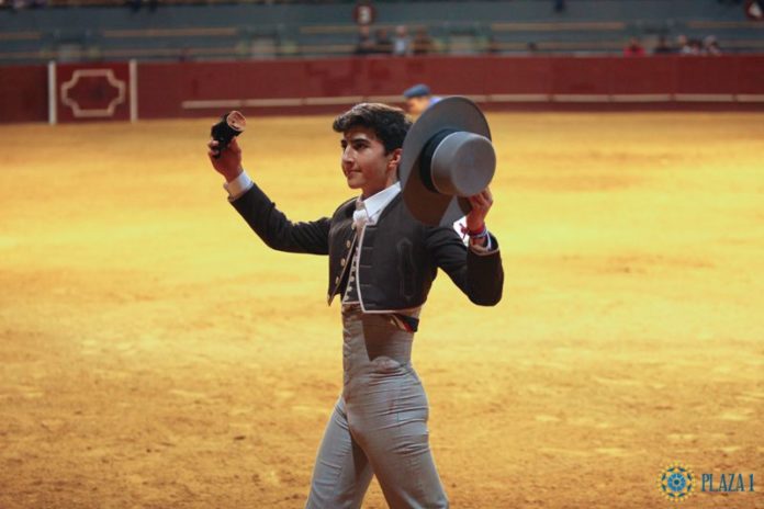 Manuel Perera pasea la oreja cortada en Vistalegre (FOTO: Plaza 1)