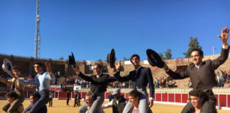 Los actuantes en el festival de Villafranca de los Barros en hombros (FOTO: CEDIDA)