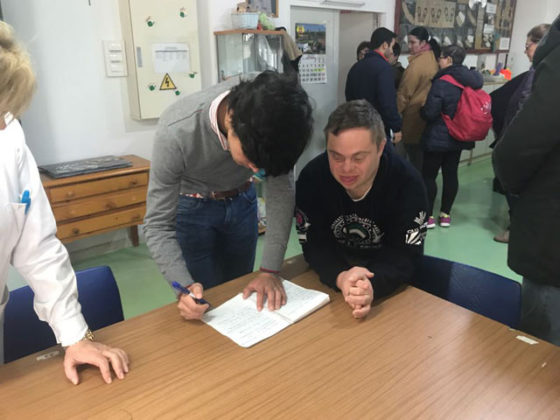 Juanito firmó autógrafos a los alumnos