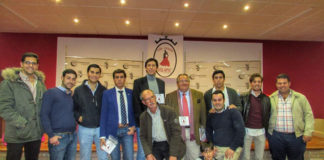 Intervinientes de la charla-coloquio junto a los socios de la peña (FOTO: Pilares)