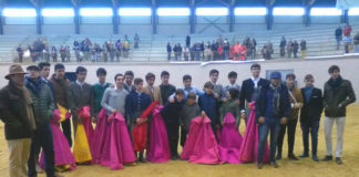 Los alumnos y profesores en la foto de familia del fin de curso 2017