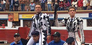 Antonio Ferrera y Ginés Marín salen a hombros del coso de La Belmonte de Quito (FOTO: SABAY)