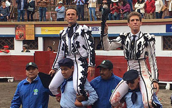 Antonio Ferrera y Ginés Marín salen a hombros del coso de La Belmonte de Quito (FOTO: SABAY)