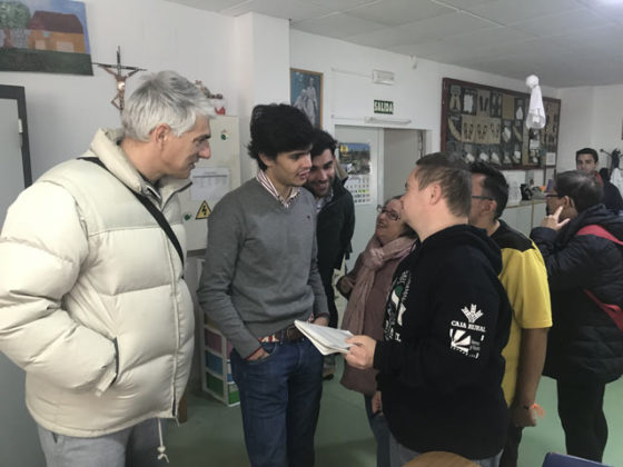 Juanito charló con uno de los alumnos