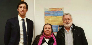 Silva junto con dos de los tres profesores que evaluaron su TFG