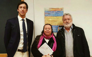 Silva junto con dos de los tres profesores que evaluaron su TFG