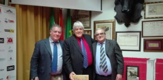 Caco Senante junto a Mateo Giralt (presidente del CTE de Badajoz) y Juan Calixto Galán, presentador del acto (FOTO: FL)