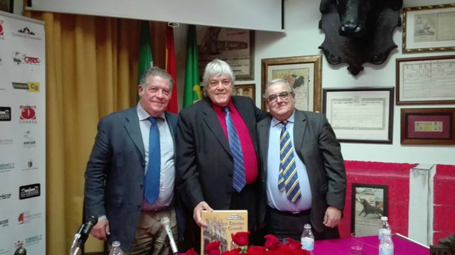 Caco Senante junto a Mateo Giralt (presidente del CTE de Badajoz) y Juan Calixto Galán, presentador del acto (FOTO: FL)