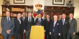 Antonio Ferrera junto al premio y el jurado que se lo concedió (FOTO: Manolo Vasco)