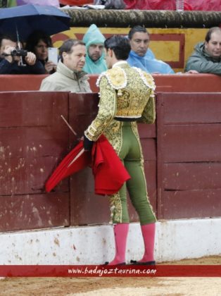 Alejandro Talavante brindando a Justo Hernández