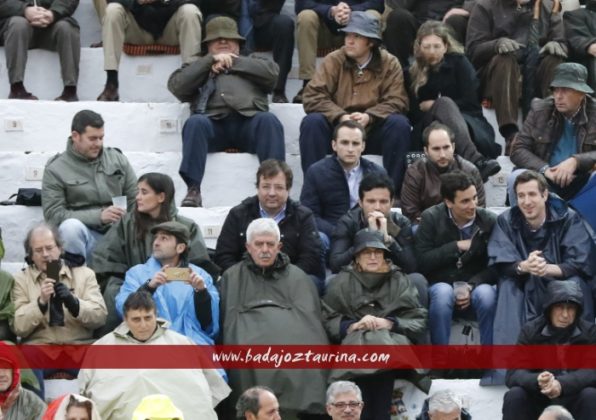 El presidente Fdez Vara con su hijo en los toros