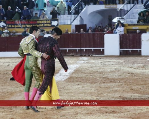 Talavante acompañando a Julio López a la enfermería