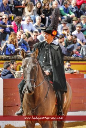 Cabazo con plumas de luto