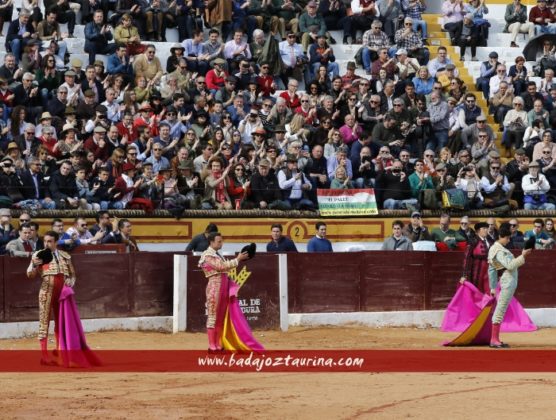 Saludo a la ovación tras romperse el paseíllo