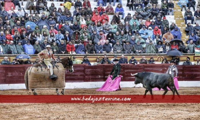 Guillermo Marín citando al Victorino para el 2º puyazo