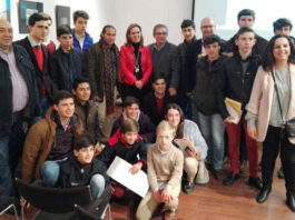 Alumnos, profesores y personal directivo junto a la ponente (FOTO: Diputación de Badajoz)