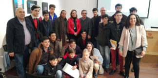 Alumnos, profesores y personal directivo junto a la ponente (FOTO: Diputación de Badajoz)