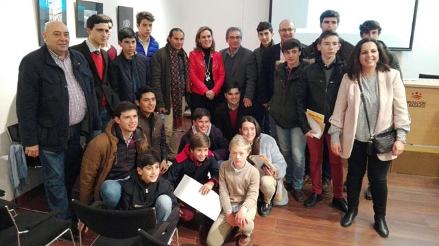 Alumnos, profesores y personal directivo junto a la ponente (FOTO: Diputación de Badajoz)