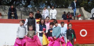 Los alumnos más pequeños del Taller junto al banderillero Fernando González (FOTO: CEDIDA)