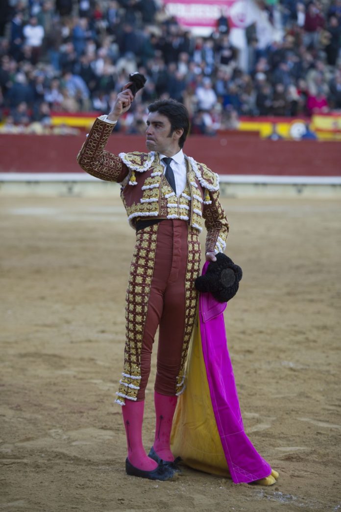 Miguel Ángel Perera con la oreja del tercero. (FOTO: Javier Arroyo-Aplausos)