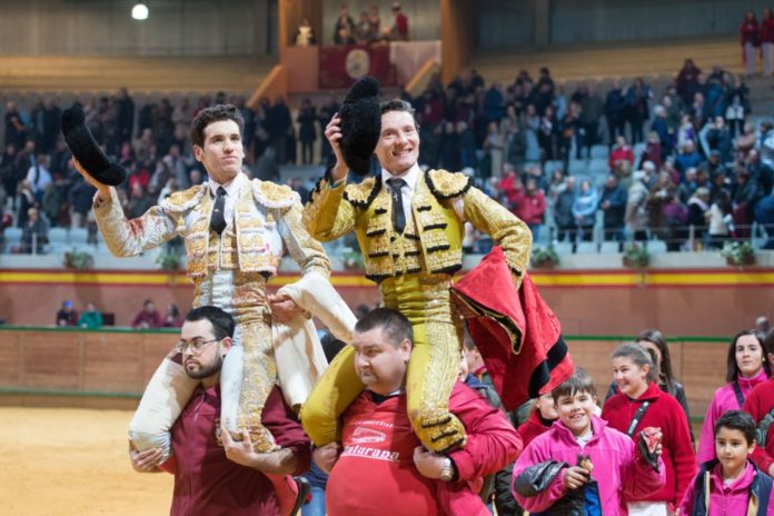 Tomás Campos sale a hombros de Arnedo junto a Urdiales (FOTO: Carmelo Betolaza-Aplausos)