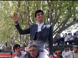 El alumno Alejandro Rivero paseado en hombros tras indultar a Cocody en Manduel (Francia)