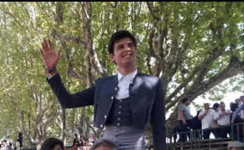 El alumno Alejandro Rivero paseado en hombros tras indultar a Cocody en Manduel (Francia)