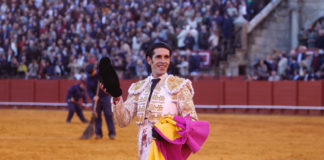 Alejandro Talavante con el premio conseguido en Sevilla (FOTO: Toromedia)