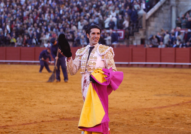 Alejandro Talavante con el premio conseguido en Sevilla (FOTO: Toromedia)