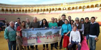 Los asistentes al acto de puertas abiertas posando con la pancarta del Taller. Foto: Mónica Gavira