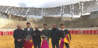 El ganador junto a los otros dos finalistas posan con Lorenzo Molina, Valentín Cortés y Joaquín Domínguez