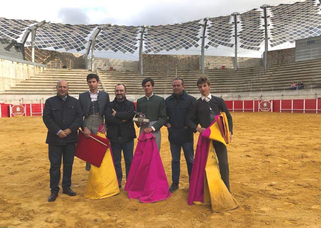 El ganador junto a los otros dos finalistas posan con Lorenzo Molina, Valentín Cortés y Joaquín Domínguez