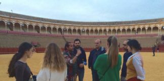 Cartujano explicando detalles de La Maestranza a algunos de los excursionistas italiano