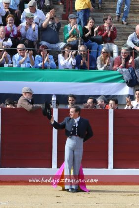 Luis Reina ovacionado al romperse el paseíllo