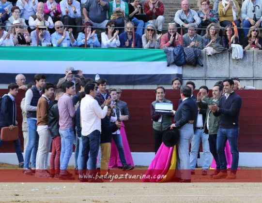 Alumnos y amigos de Luis Reina otorgándole un recuerdo