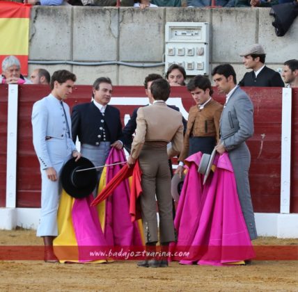 Eric Olivera brinda a sus compañeros