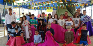 Los niños que asistieron al toreo de salón posando junto a los útiles de tauromaquia