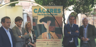 Garrido y Joaquín Domínguez en el acto de presentación del cartel de Cáceres