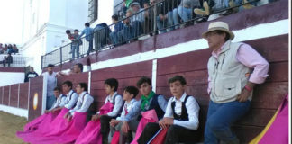 Los alumnos de la escuela junto a su maestro Luis Reina en Puebla de Sancho Pérez (FOTO: Diputación de Badajoz)